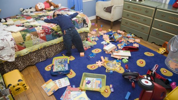 Se o quarto do seu filho fica assim com frequência, uma ideia é participar de feiras de trocas de brinquedos ou fazer um rodízio dos brinquedos disponíveis